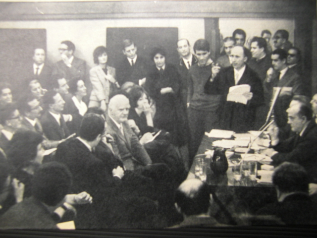 Un’immagine del processo di Torino a Einaudi, Liberovici, Straniero e Margot (1962).