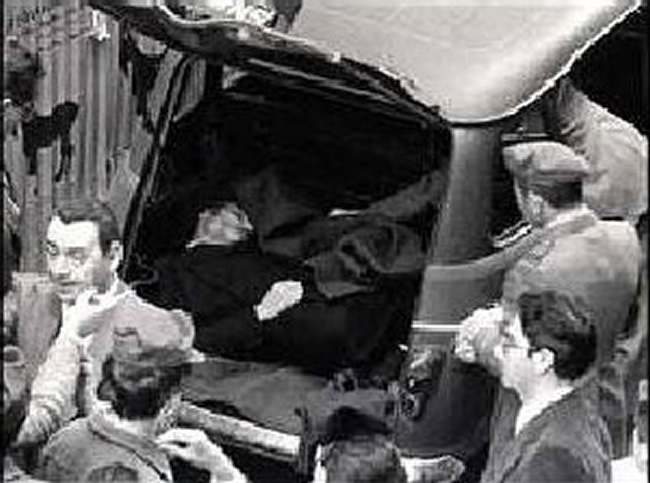 Il cadavere di Moro abbandonato dentro la Renault 4 rossa